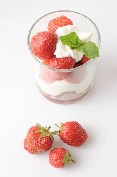 Aardbeien met slagroom — Stockfoto