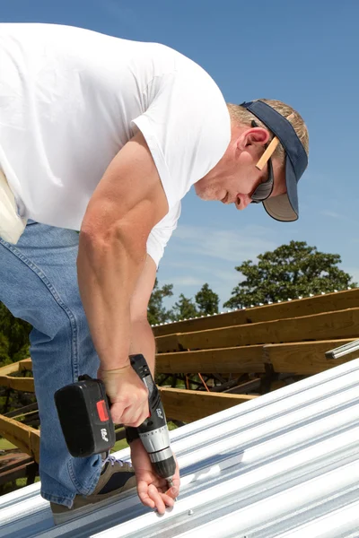Roofer Fastening Metal Roof — Stock Photo, Image