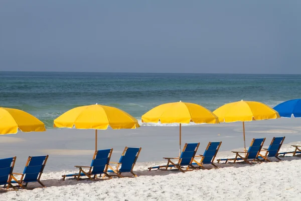 Plaj şemsiyeleri ve sandalyeler — Stok fotoğraf