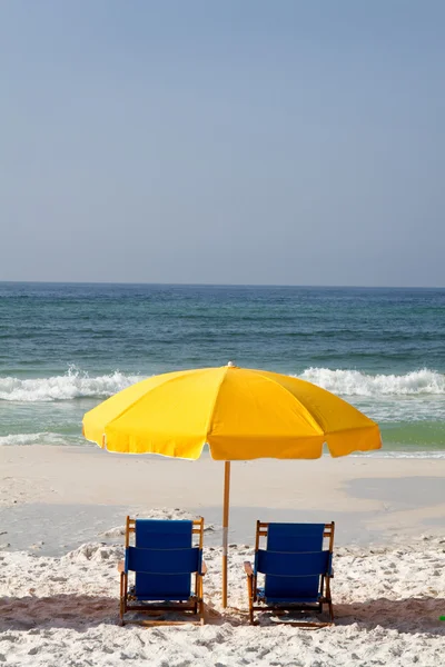 Sillas de playa y sombrilla —  Fotos de Stock