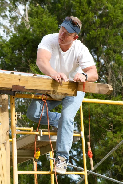 Carpinteiro verificando linha reta — Fotografia de Stock