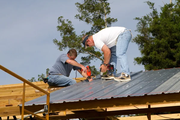 Byggnadsarbetare på tak — Stockfoto
