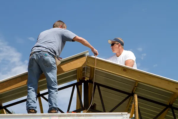 屋根の建設労働者 — ストック写真