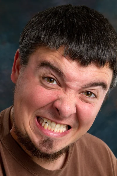 Mann beißt Zähne zusammen — Stockfoto