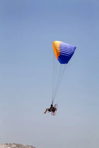 Paraglider över stranden — Stockfoto