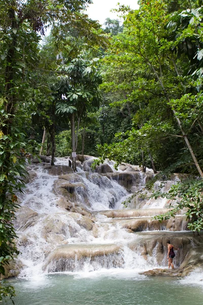 Mujer en Dunn 's Falls Jamaica — Foto de Stock