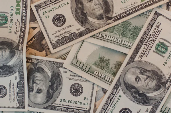 Hromada peněz od sto dolarové bankovky — Stock fotografie