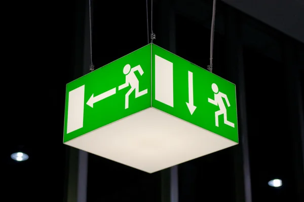 Podświetlany zielony awaryjne wyjście znak — Zdjęcie stockowe