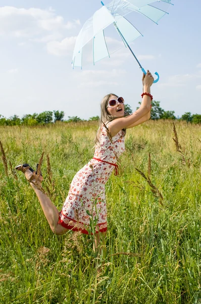 Szczęśliwa dziewczyna w polu — Zdjęcie stockowe