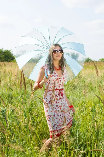 Happy girl in the field — Stock Photo, Image
