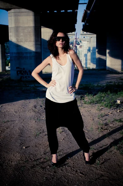 Glamour model Köprüsü yakınlarında