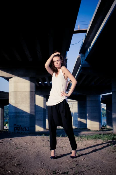Glamourmodell nära bridge — Stockfoto
