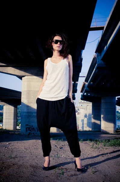 Glamour model Köprüsü yakınlarında