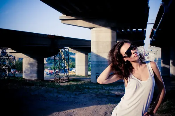 Glamourmodell nära bridge — Stockfoto