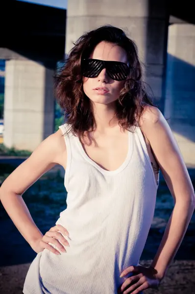 Glamour model Köprüsü yakınlarında