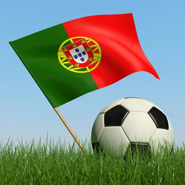 Fotbalový míč v trávě a pod vlajkou Portugalska. — Stock fotografie