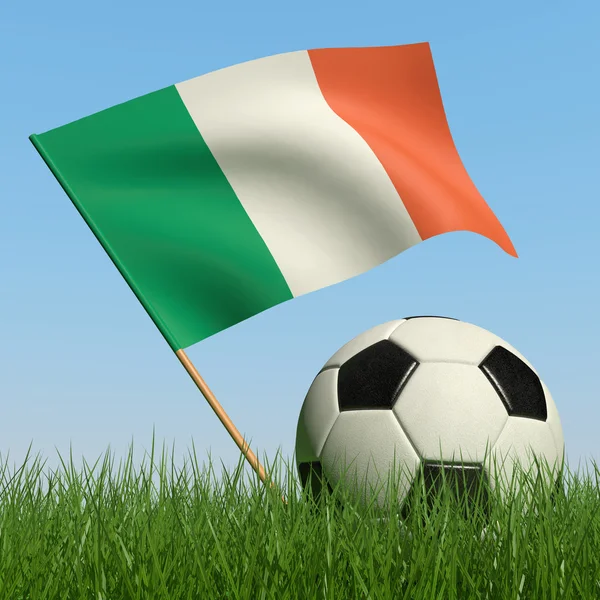 Bola de futebol na grama e bandeira da Irlanda . — Fotografia de Stock