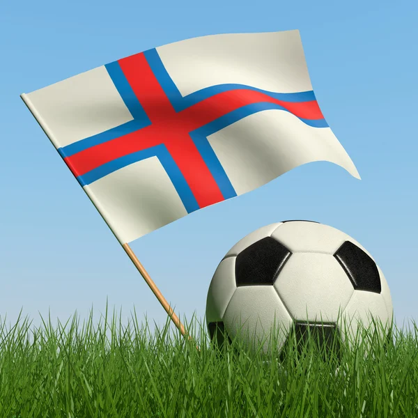 草とフェロー諸島の旗の青い空を背景にサッカー ボール — ストック写真