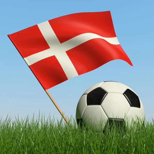Pelota de fútbol en el césped y la bandera de Dinamarca . —  Fotos de Stock