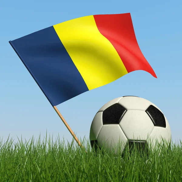 Pelota de fútbol en la hierba y la bandera de Rumania . — Foto de Stock