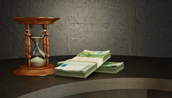 Kum saati ve para masanın üstünde — Stok fotoğraf