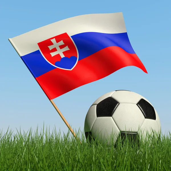 Pelota de fútbol en la hierba y la bandera de Eslovaquia . — Foto de Stock