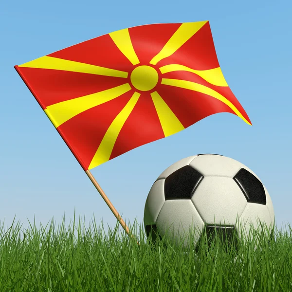 Pelota de fútbol en el césped y la bandera de Macedonia . — Foto de Stock