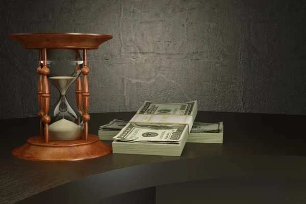 Песочные часы и деньги на столе — стоковое фото