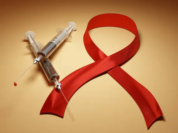 AIDS. σύριγγες με αίμα και κόκκινη κορδέλα — Φωτογραφία Αρχείου