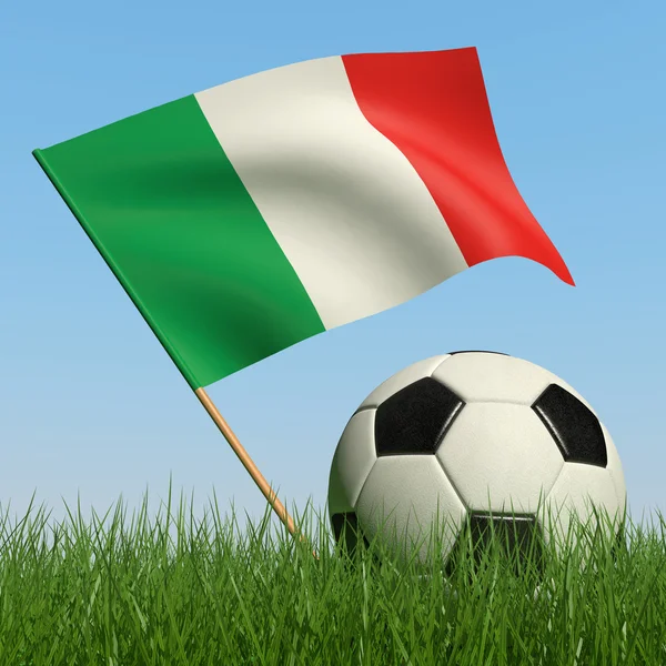 Fotbalový míč v trávě a vlajka Itálie. — Stock fotografie
