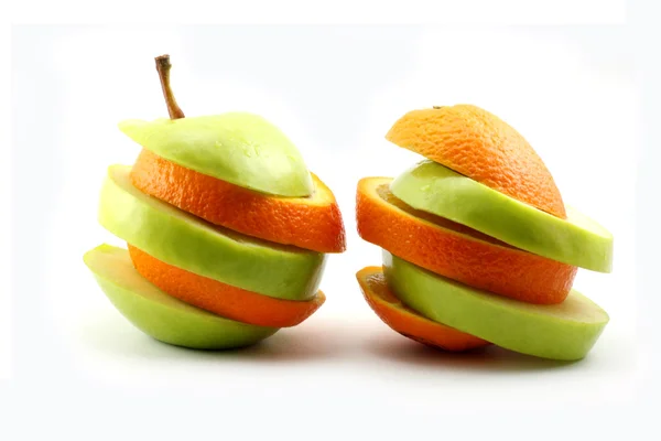Nakrájená jablka a pomeranč — Stock fotografie