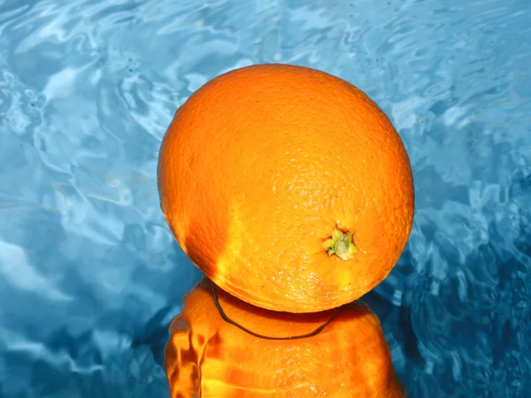 Orange on water — Stock Photo, Image