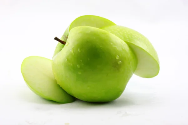 Нарезанное зеленое яблоко — стоковое фото