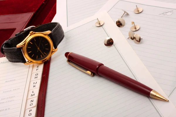 Notizen mit Uhr und Stift. — Stockfoto