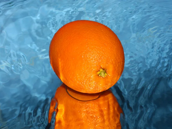Апельсин на воде — стоковое фото
