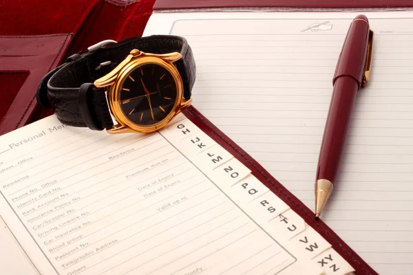 Notizen mit Uhr und Stift. — Stockfoto