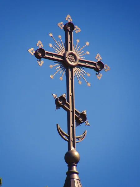 Крест на фоне неба — стоковое фото