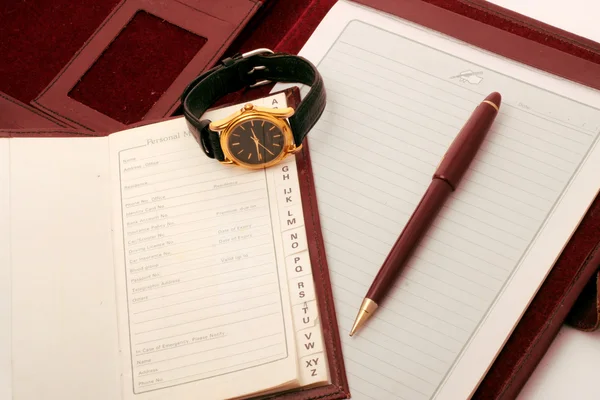 Memoranda com relógio e caneta . — Fotografia de Stock