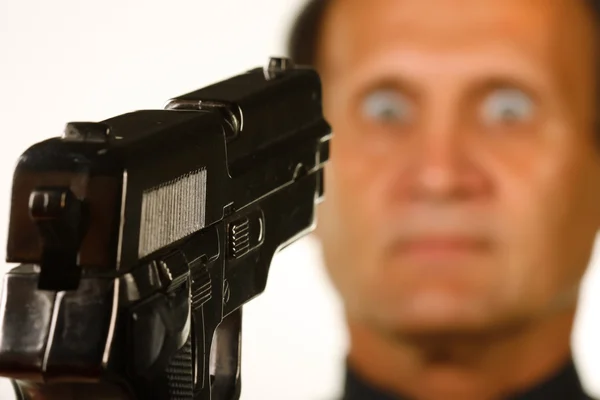 Riktade en pistol mot en man — Stockfoto