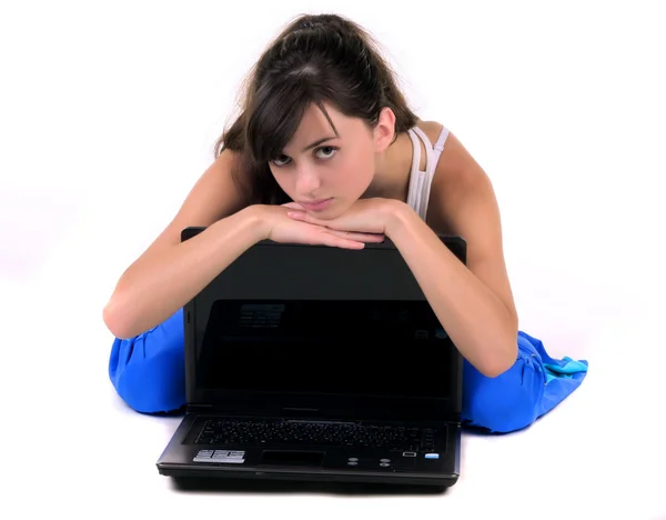 Tânără fată cu laptop — Fotografie, imagine de stoc