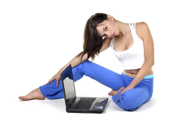 Młoda dziewczyna z laptopem — Zdjęcie stockowe