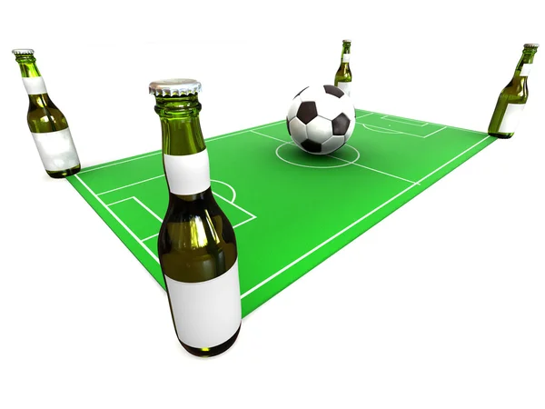 Bierflaschen auf Fußballplatz und Ball — Stockfoto