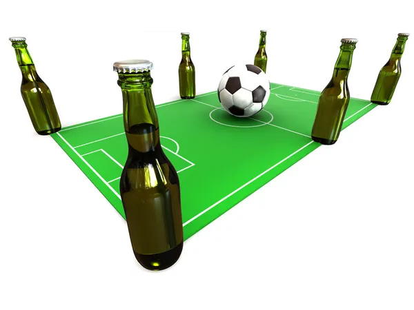 Botellas de cerveza en campo de fútbol y pelota — Foto de Stock