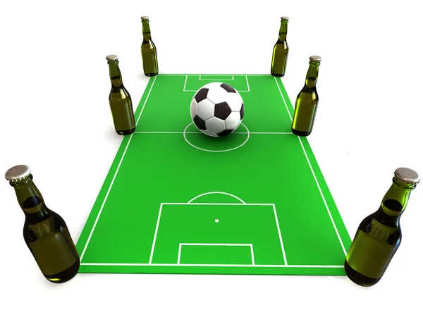 Bierflaschen auf Fußballplatz und Ball — Stockfoto
