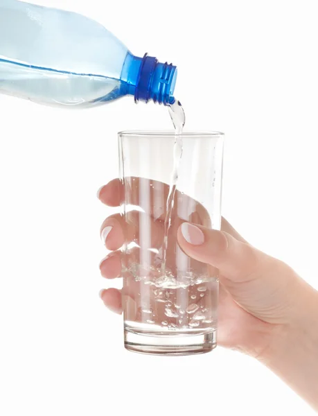 Färskt rent vatten från flaska — Stockfoto