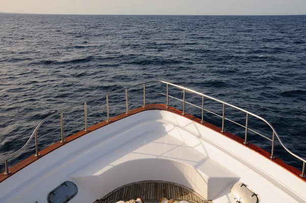 Dziób jachtu w morzu — Zdjęcie stockowe
