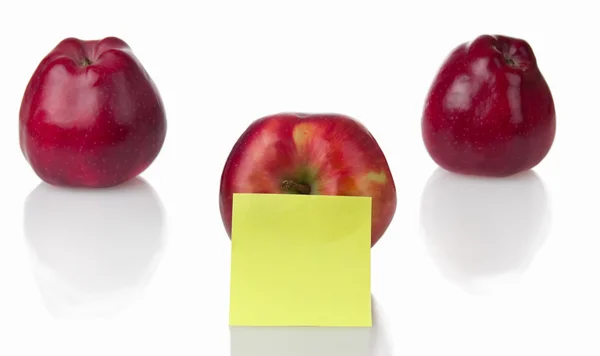 Tiga apel merah dengan catatan stiker — Stok Foto