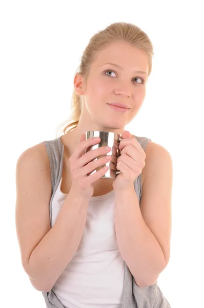Женщина с металлической чашкой — стоковое фото