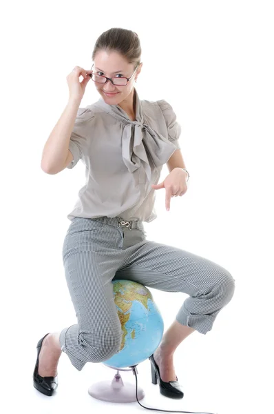 Femme avec un globe terrestre — Photo