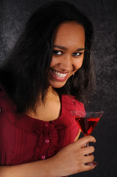 Atraktivní mladá žena s koktejlem — Stock fotografie